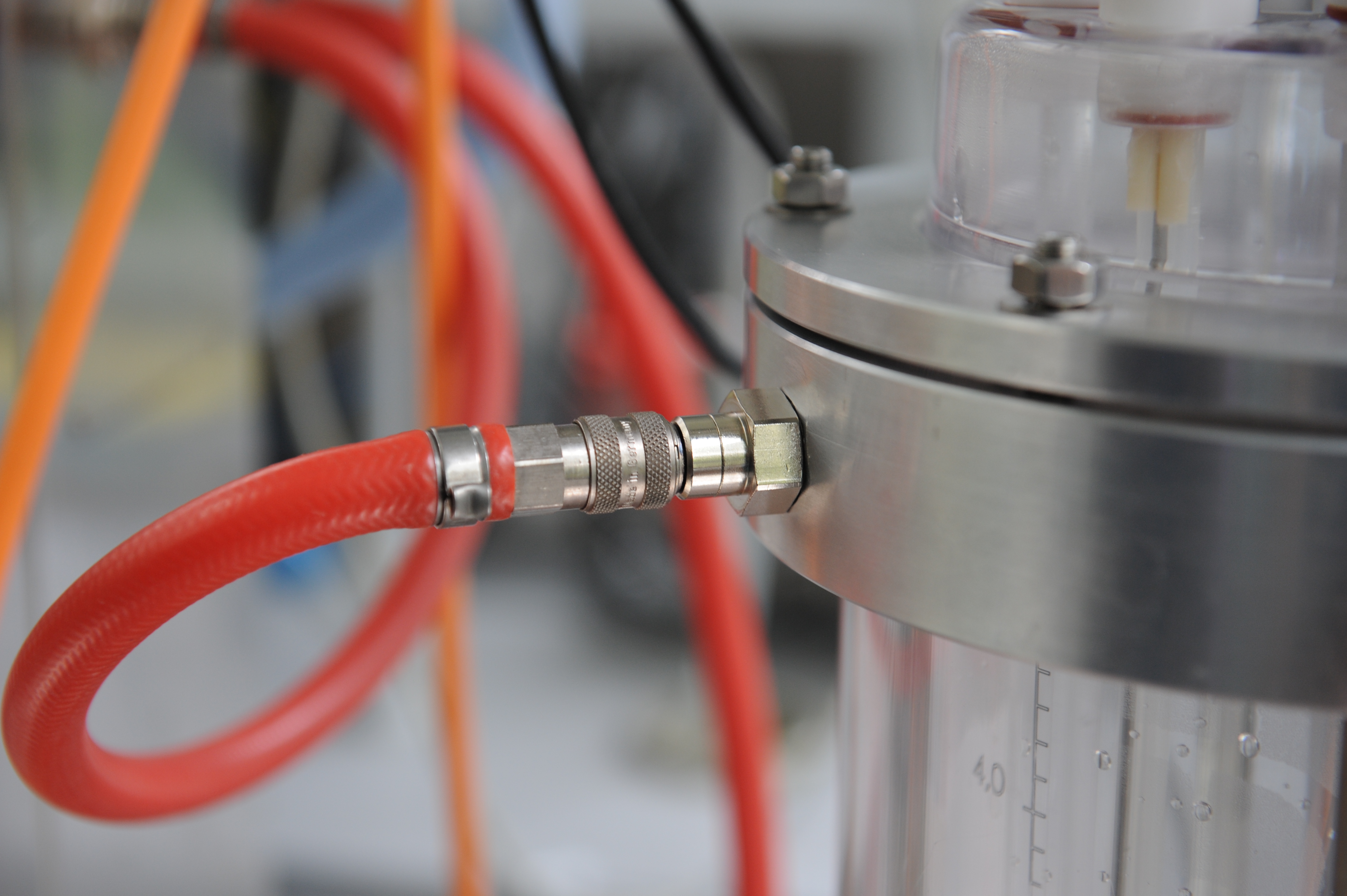 Benchtop bioreactor with all parts labeled and connected. This figure... |  Download Scientific Diagram